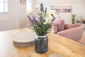 Host & Stay - The Crows Nest