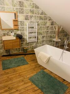 Maisons de vacances Superbe Loft Spa Jacuzzi Cinema : Maison 5 Chambres