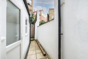 3 Bed 3 Bathroom Flat In Kensington B
