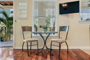 Wine-Dine-Sunshine Cozy Flat in The Heart of DTSP
