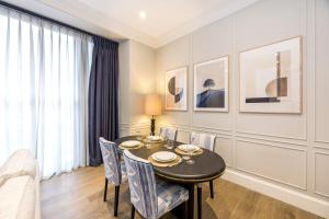 Buckingham & Lloyds Knightsbridge