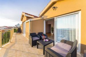 MY DALMATIA - Penthouse Apartment Zadar with shared pool