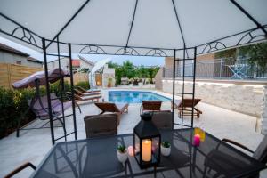 MY DALMATIA - Penthouse Apartment Zadar with shared pool