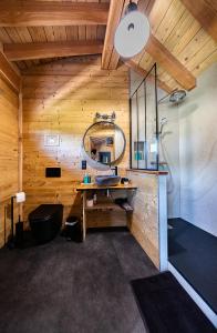 B&B / Chambres d'hotes L'etang de la Tourne : Chalet 1 Chambre