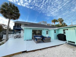 Weeki Wachee Retreat Canal home with hot tub kayaks canoe and boat with trolling motor included