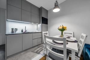 Warsaw Airport Apt - Parking & Terrace - by Rentujemy