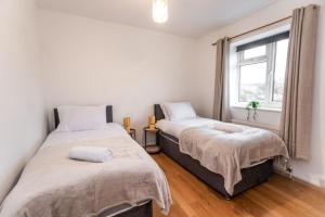 Green Road, Long Stay Disc, Parking, Sleeps 7, 3 Bedrooms