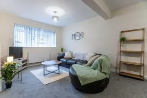 Deacon Street-3 Bedroom, Sleeps 7, Long Stay Disc, Parking - 史云顿