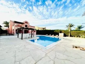 5 bedroom villa with private pool west golf elgouna - 赫尔格达