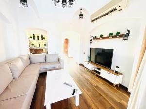 5 bedroom villa with private pool west golf elgouna