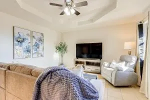 Home with Fenced Yard Near Dtwn Rogers! - روجرز