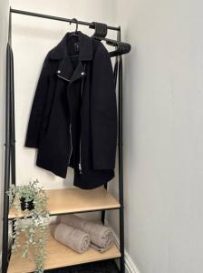 Comfy 1 BR Apartment - Sleeps 2 with Free Parking!