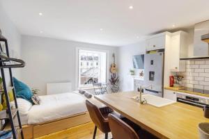 Stylish Flat on Beautiful Clifton Street Parking