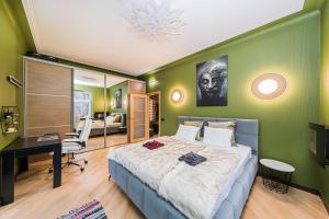 Vibrant Downtown Apartment