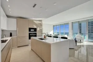 2BR Ocean Views Condo in West Palm - Singer Island