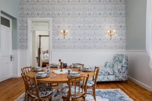 3BR Suliman khan, Downtown Sunny Hideaway Vintage, 7 Balconies