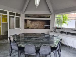 Casa 30 metros da praia com wifi e garagem 6 carros