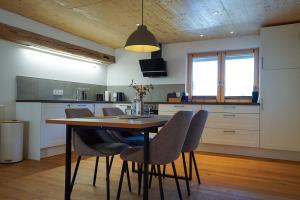 Cozer Living - stilvolles Maisonette Apartment in Meßstetten