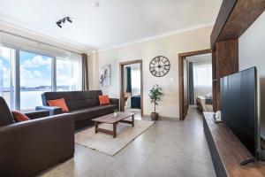 Luxurious & Spacious 2BD Penthouse with Large Terrace & Jacuzzi at The Podium - Yacht Marina Area, Close to Valletta
