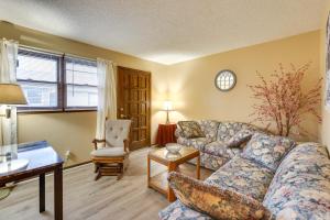 2 Mi to Kansas State Fairgrounds Cozy Apartment!