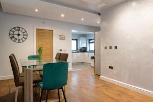 Spacious Cottage 3 Bedrooms with Free Private Parking in a Central Location