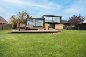 Ocean view in first row. Architectural pearl