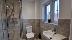 Innsworth Corporate House, Imjin Barracks 2 min, Free Parking for 2 cars