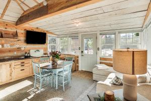 4 Mi to Main Street Riverfront Minnesota Cabin