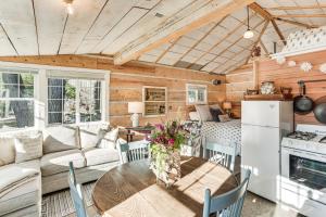 4 Mi to Main Street Riverfront Minnesota Cabin