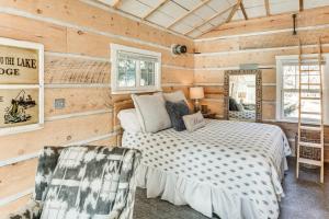 4 Mi to Main Street Riverfront Minnesota Cabin