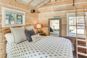 4 Mi to Main Street Riverfront Minnesota Cabin