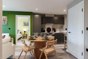 Bali Escape, 2Bed 2Bath, Leeds Center & Stadium 10 mins