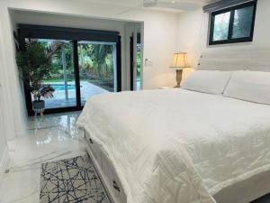 Beautiful home with Pool and soaker tub