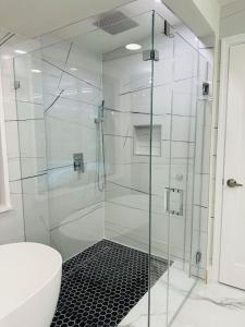 Beautiful home with Pool and soaker tub