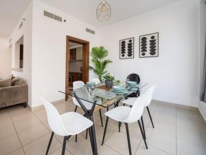 Bright 1-Bedroom with Marina Infinity Pool