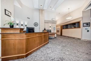 Stony Plain Inn & Suites