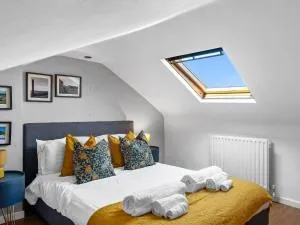 Sleeps 8! Stylish 2 Bedroom House In Barrow-in-Furness - close to BAE Systems, Hospital & Lakes - Rampside