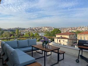 Waterfront Apartment by the Tram- Terrace with Dome & Golden Horn View in Fatih