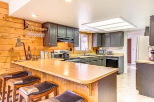 5 Mi to Woodland Lake Park: Cabin in Pinetop!