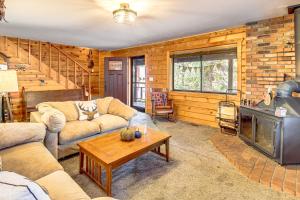 5 Mi to Woodland Lake Park: Cabin in Pinetop!