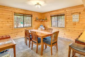 5 Mi to Woodland Lake Park: Cabin in Pinetop!