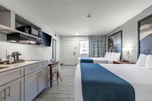Queen Room with Two Queen Beds - Disability Access - Non-Smoking room in Howard Johnson by Wyndham Flagstaff I-40 East Lucky Lane