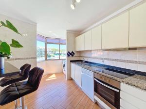 Modern & comfy - Beach 4min walk, Balcony, 3 bedroom