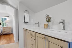 Queen Anne Charm Near Tech Hubs & Entertainment