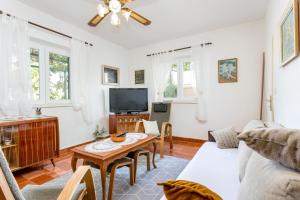 Apartments by the sea Mirca, Brac - 2854