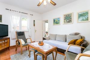 Apartments by the sea Mirca, Brac - 2854