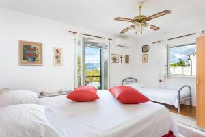 Apartments by the sea Mirca, Brac - 2854