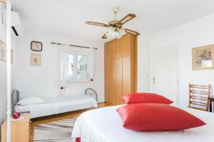 Apartments by the sea Mirca, Brac - 2854