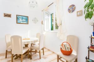 Apartments by the sea Mirca, Brac - 2854