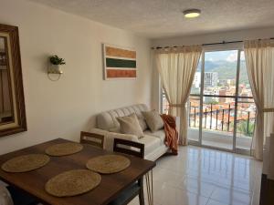 Piso 11 con vista a la montaña, Callejuelas